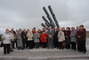 Участники поездки 5 мая у памятника морякам-артиллеристам 8-го и 9-го орудий крейсера «Аврора».