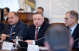 Александр Беглов (в центре) во время рабочей встречи