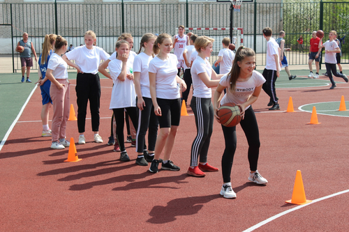 Учащиеся Пролетарской общеобразовательной школы на мастер-классе по баскетболу.