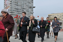 Ветераны и работники Общества направляются к монументу «Героическим защитникам Ленинграда»