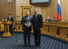 Александр Дрозденко вручает благодарственное письмо Николаю Ильину