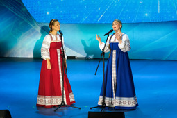 Вокальный дуэт «Ярица», Виолетта Ягудина и Юлия Чичирина (справа)