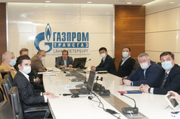 Участники совещания, посвященного использованию высокотехнологичной продукции организаций Санкт-Петербурга, в главном офисе ООО «Газпром трансгаз Санкт-Петербург»