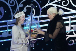 Александра Пермякова вручает диплом лауреата III степени Кристине Акимовой
