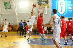 Баскетбол, Дмитрий Левченко (с мячом) во время игры с командой «Газпром трансгаз Краснодар»