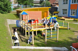 Новая детская площадка на территории садика