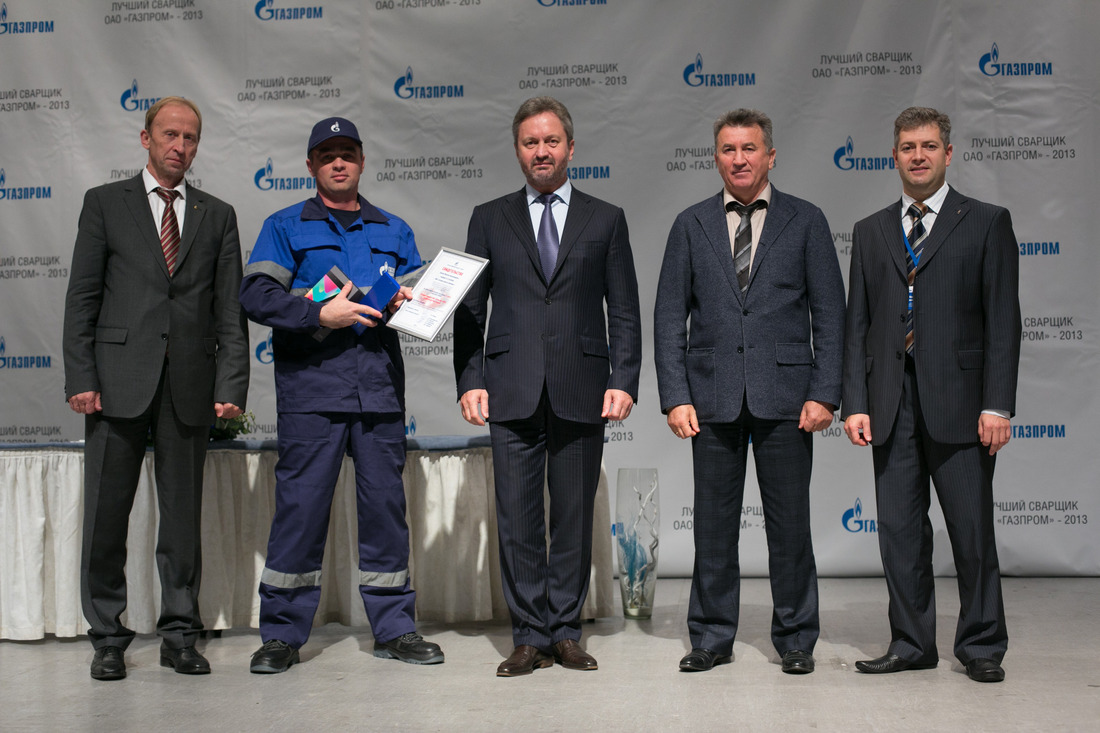 Максим Осипов (второй слева)
