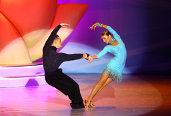 Танец исполняют Владимир Тимофеев и Василиса Широбокова