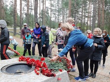 Возложение цветов к мемориалу «Сестрорецкий рубеж»