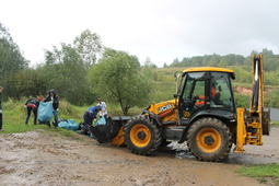 Погрузка сотрудниками Колпинского ЛПУМГ собранного мусора у ручья Банный