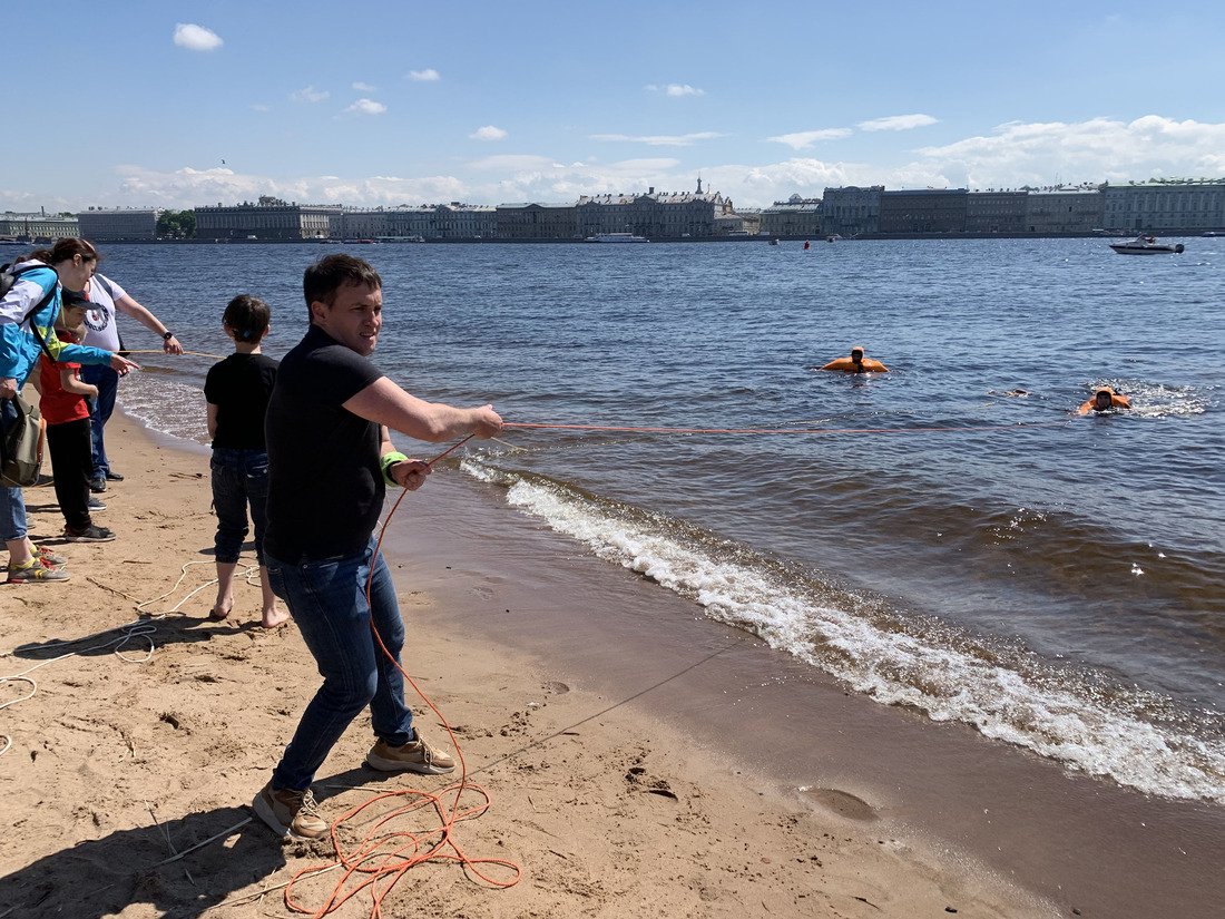 Отработка оказания помощи утопающему во время мастер-класса на территории пляжа Петропавловской крепости